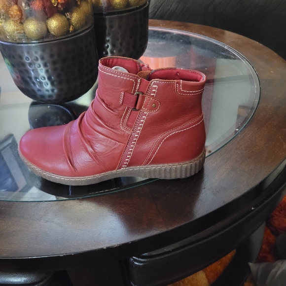 CLARKS RED LEATHER BOOTIES SIZE 12W - Picture 3 of 4